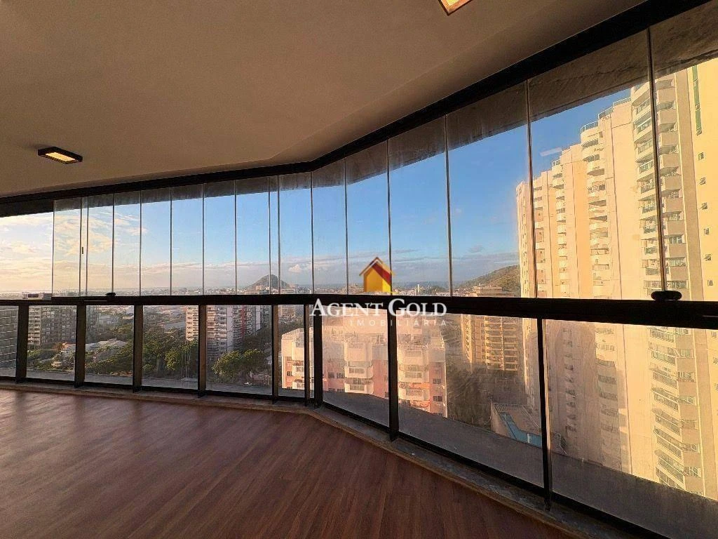 Glass-enclosed balcony in a 3-bedroom apartment, 121 m² — photo 4