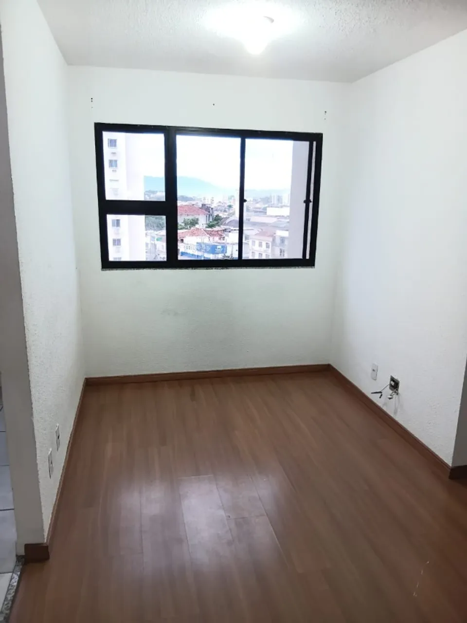 Apartamento com 2 quartos e piso de madeira na sala — photo 5