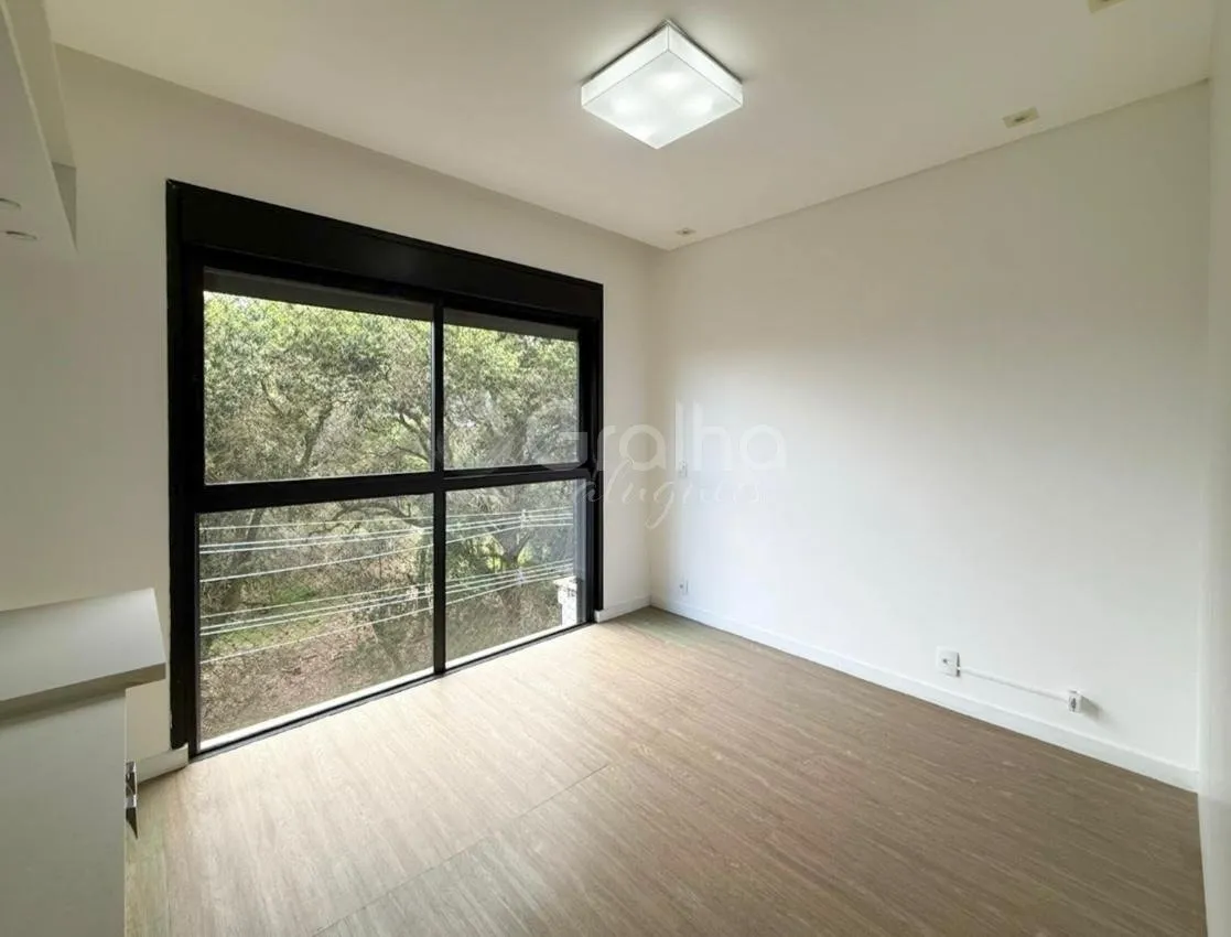 3-bedroom apartment with a glass-enclosed balcony — photo 4