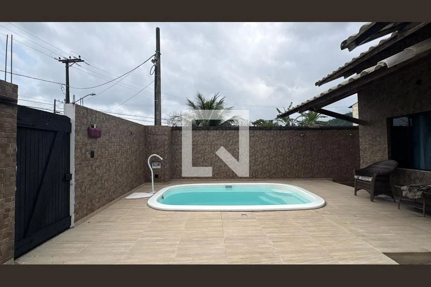 Balcony with a grill in a 2-bedroom house, 90 m² — photo 21