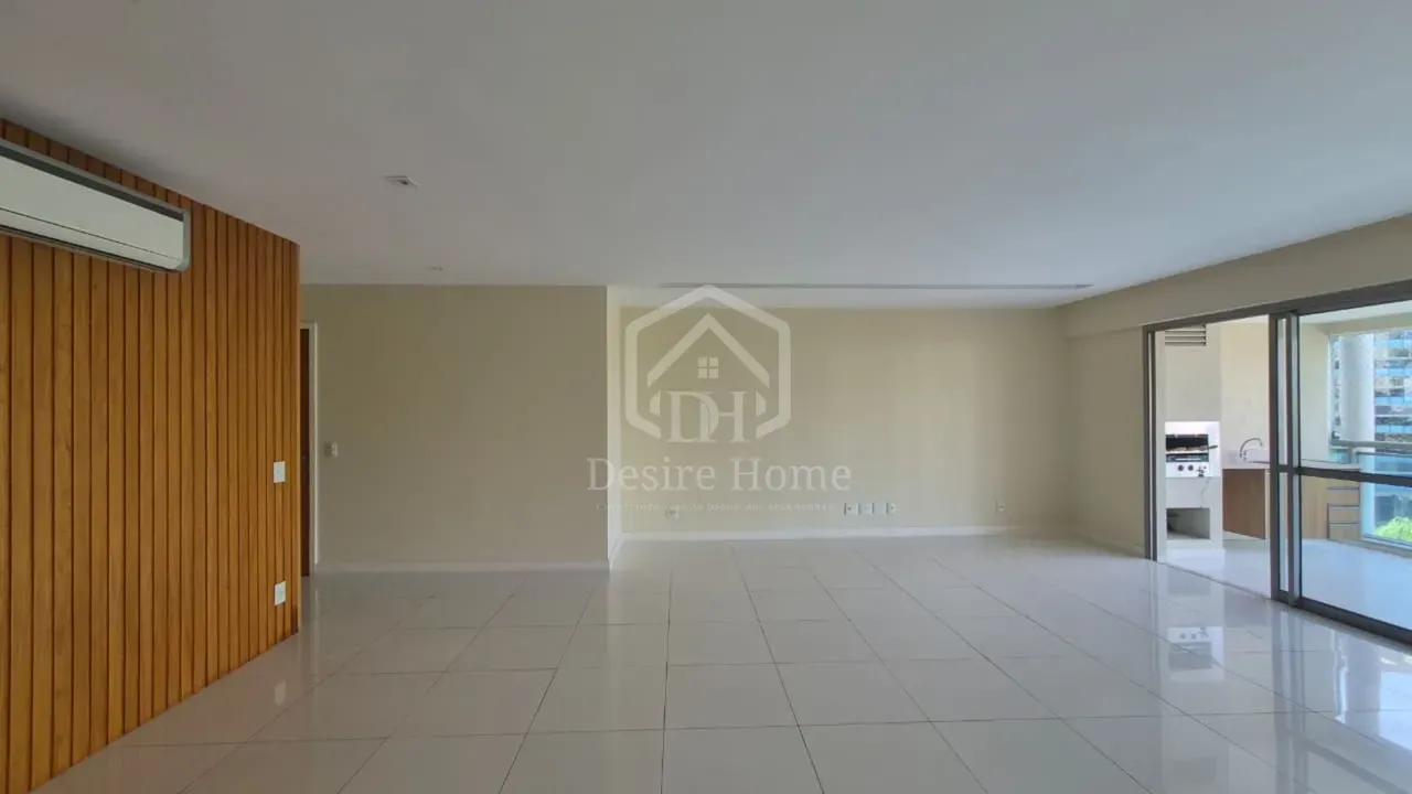 Furnished apartment, 233 m², with a glass-enclosed balcony