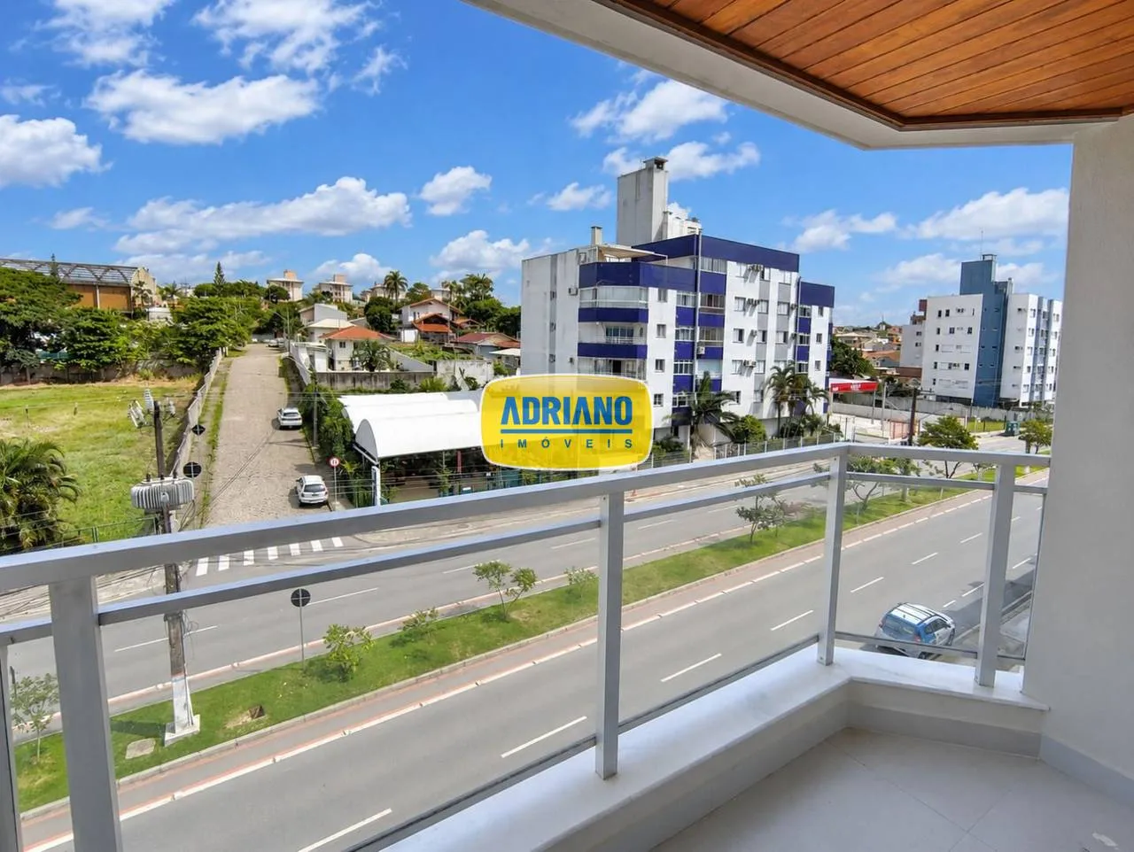 Apartamento com cozinha integrada, 2 quartos e varanda