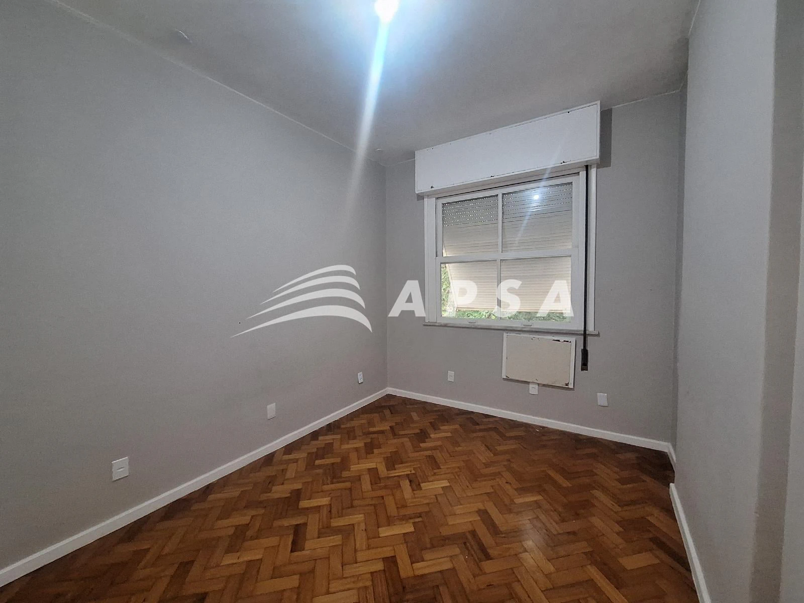 Wood or laminate floors in a 4-bedroom apartment, 120 m² — photo 14