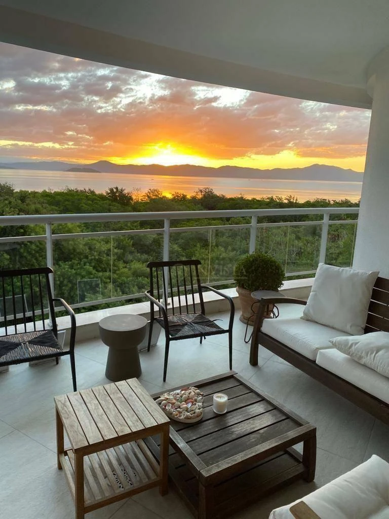 Apartamento mobiliado de 254 m² com 4 suítes e 3 vagas