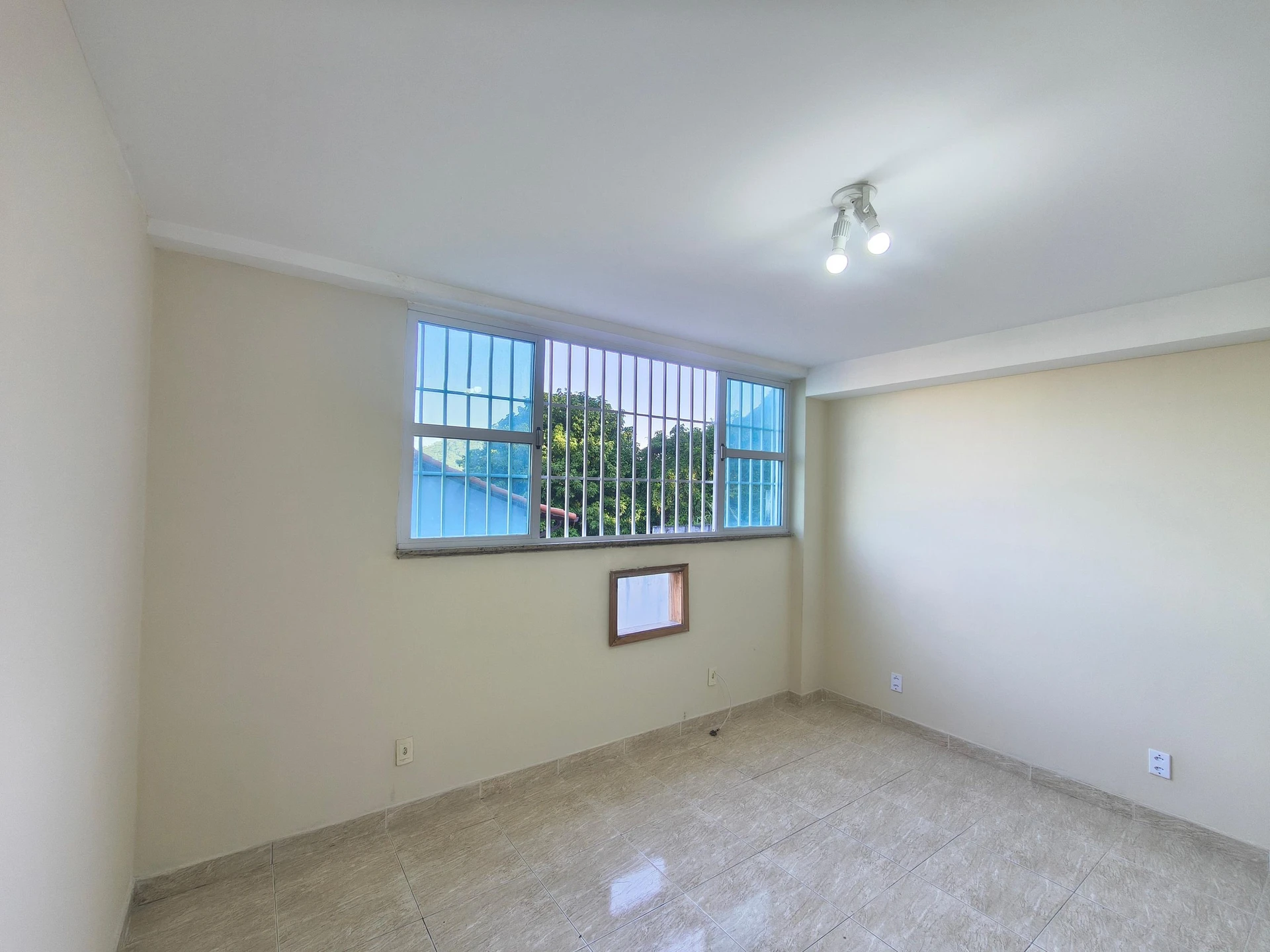 Condo house with 3 bedrooms and a balcony — photo 24