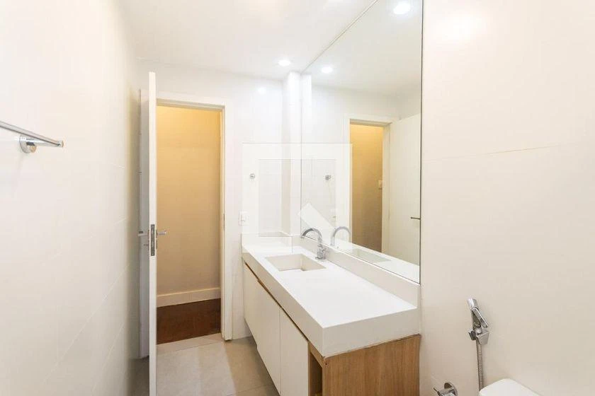 Wood or laminate floors in a 3-bedroom apartment, 64 m² — photo 16
