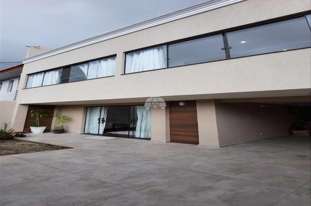 300 m² house with 3 bedrooms, 3 baths and 2 parking