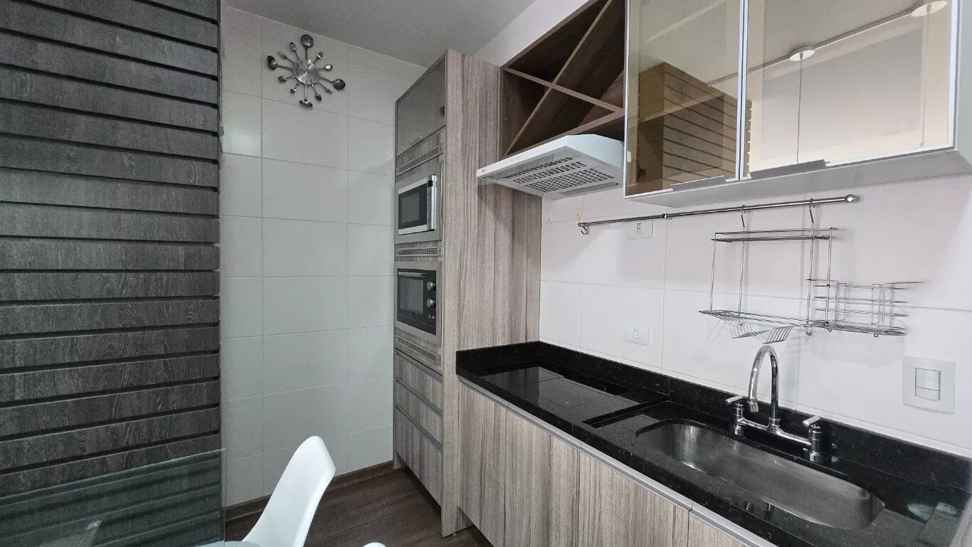 Wood or laminate floors in a one-bedroom apartment, 33 m² — photo 4