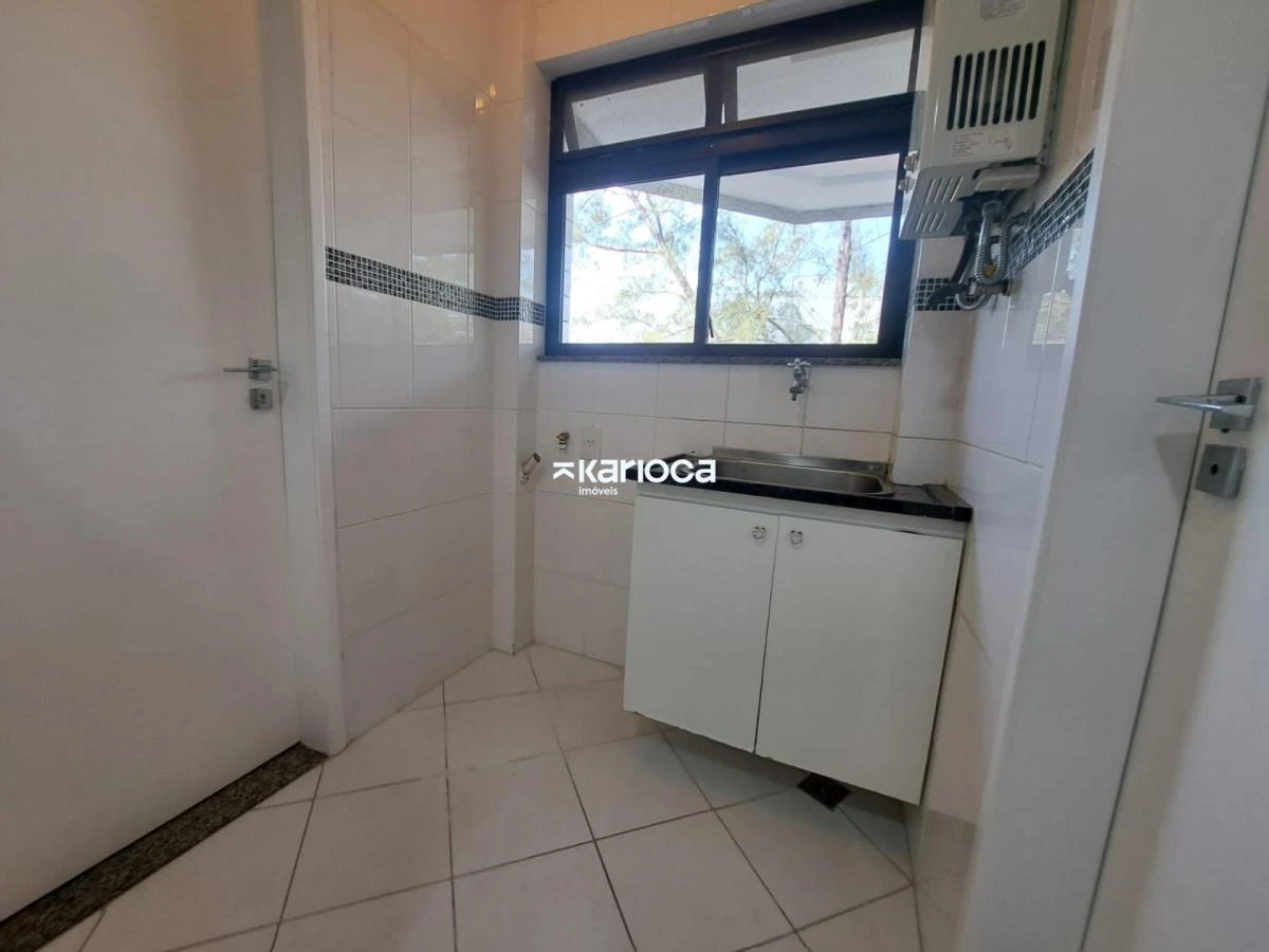 2-bedroom apartment with a glass-enclosed balcony — photo 9