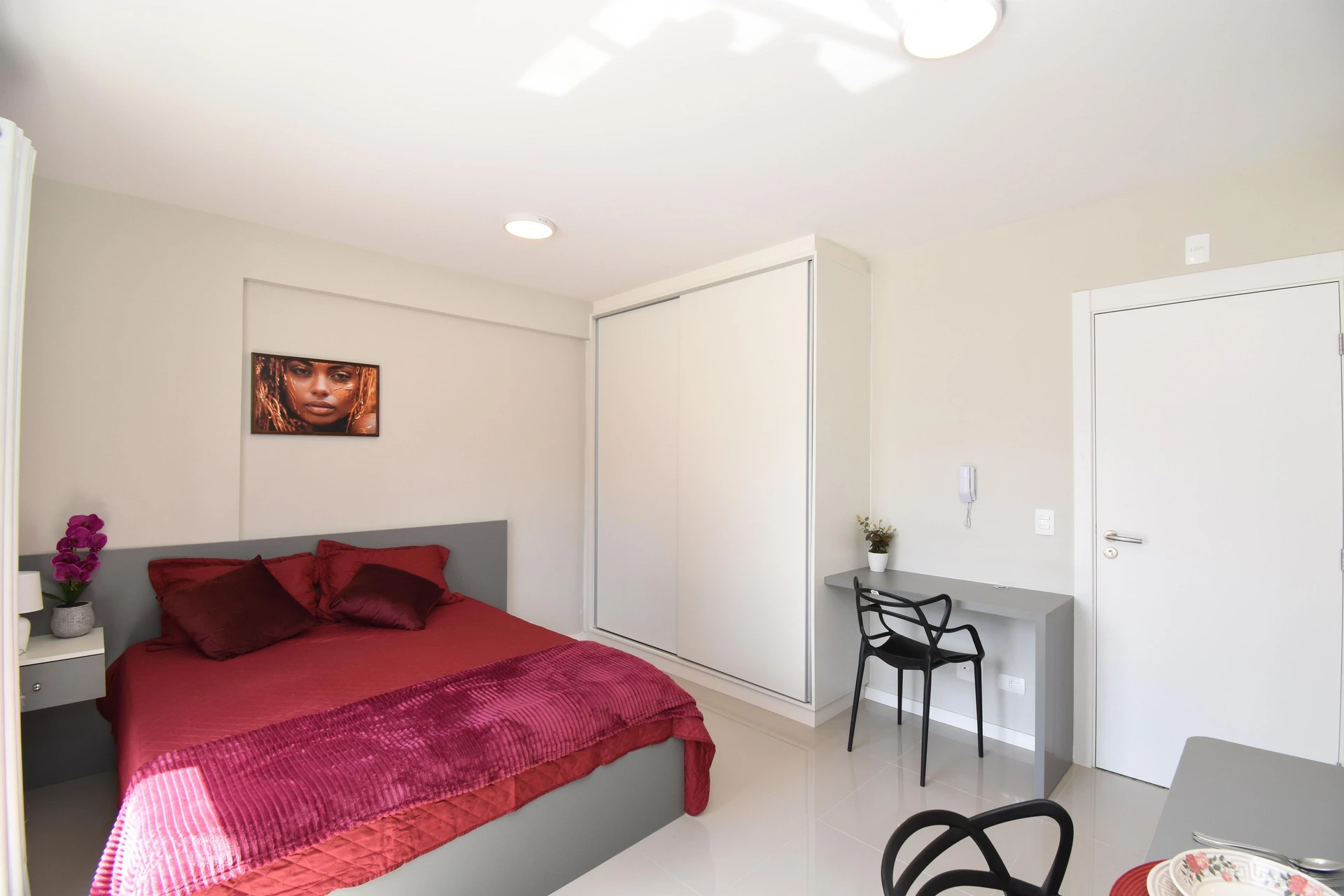 Furnished studio, 22 m², with a glass-enclosed balcony — photo 3