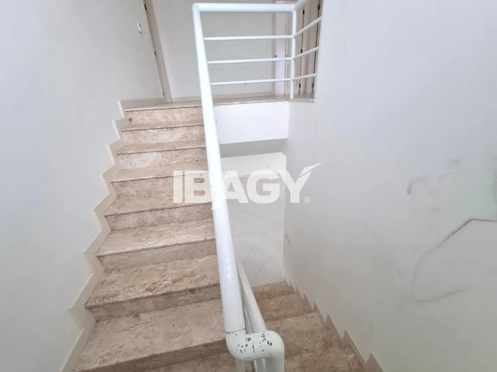 4-bedroom house with 3 suites and 400 m² total area — photo 33