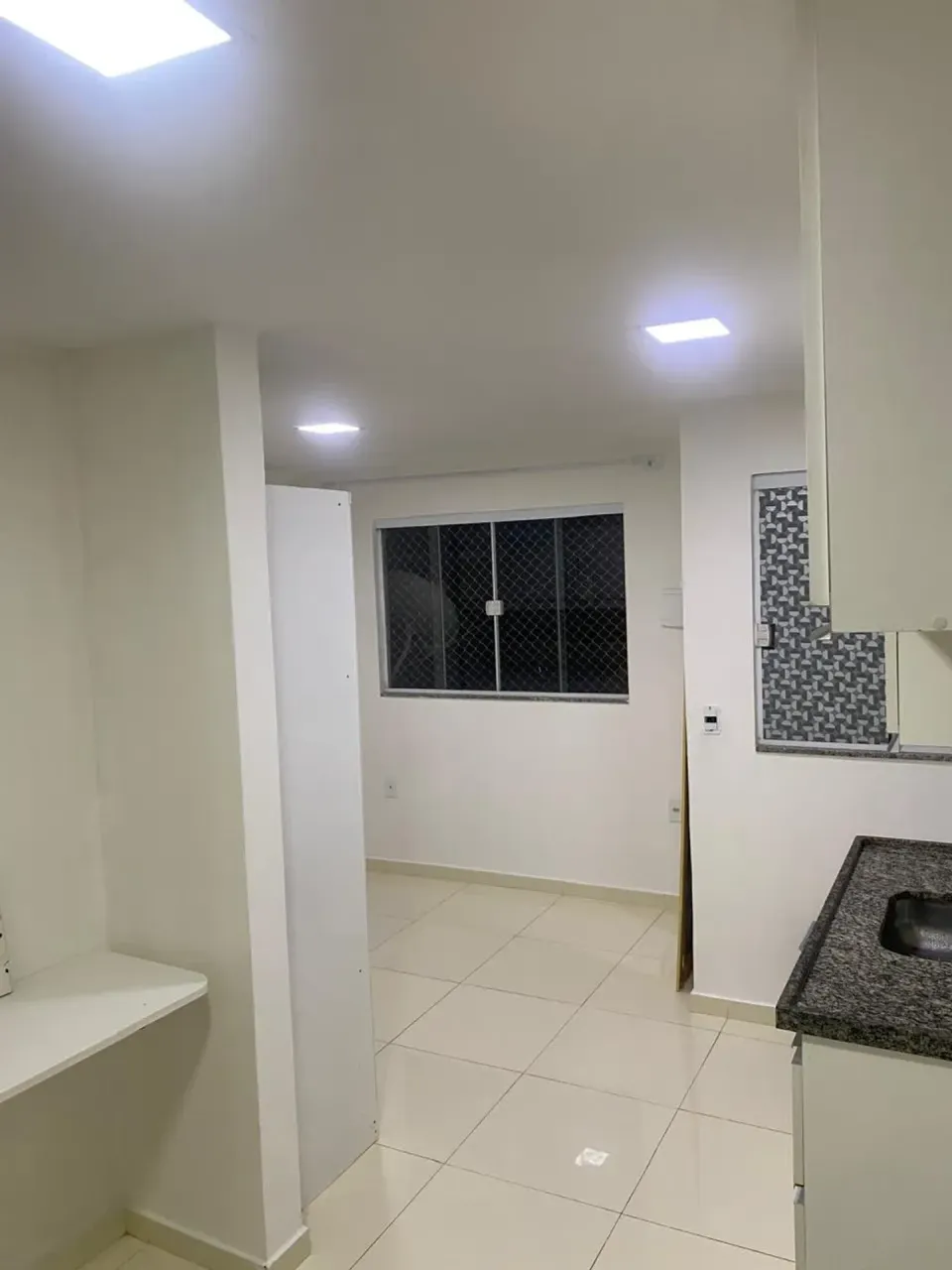 Unfurnished 1-bedroom apartment with a separate kitchen — photo 7