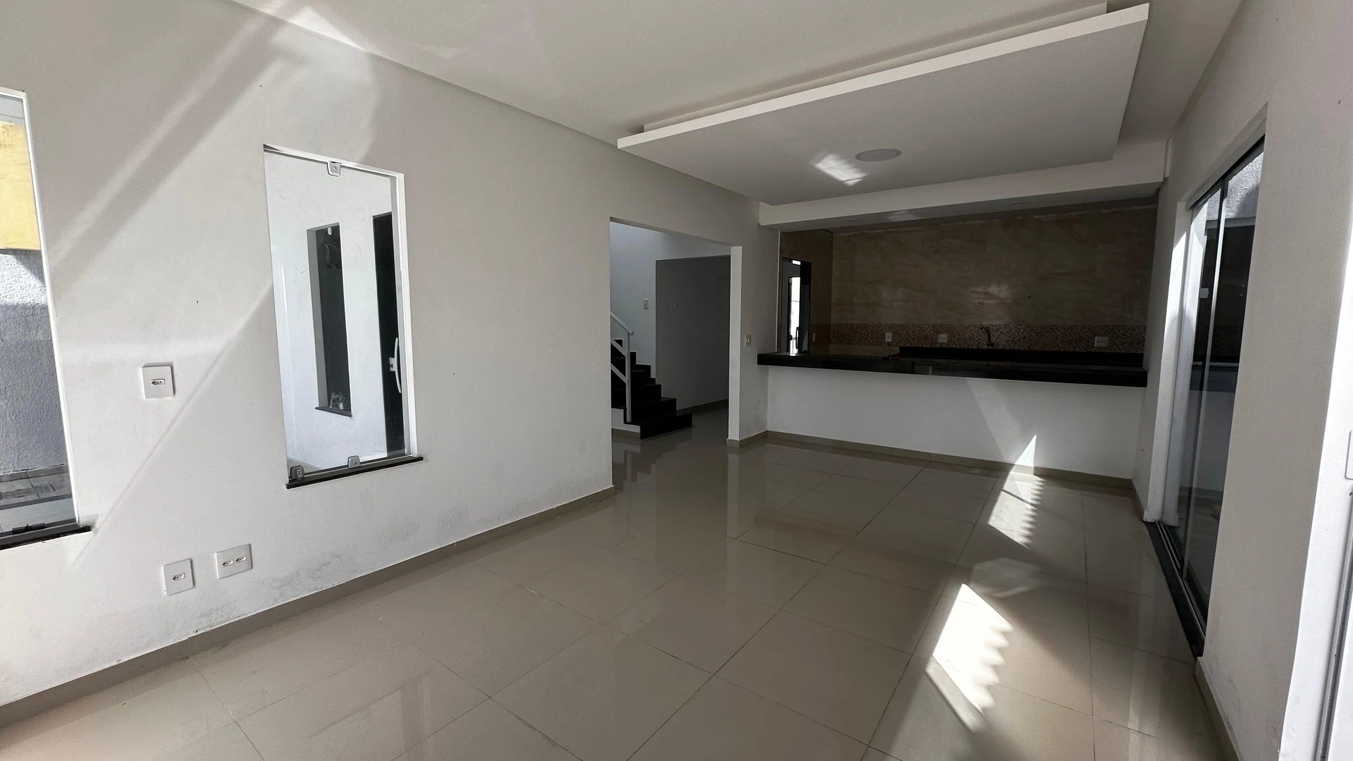 Casa com 4 quartos e 3 suítes, 2 vagas de garagem — photo 3