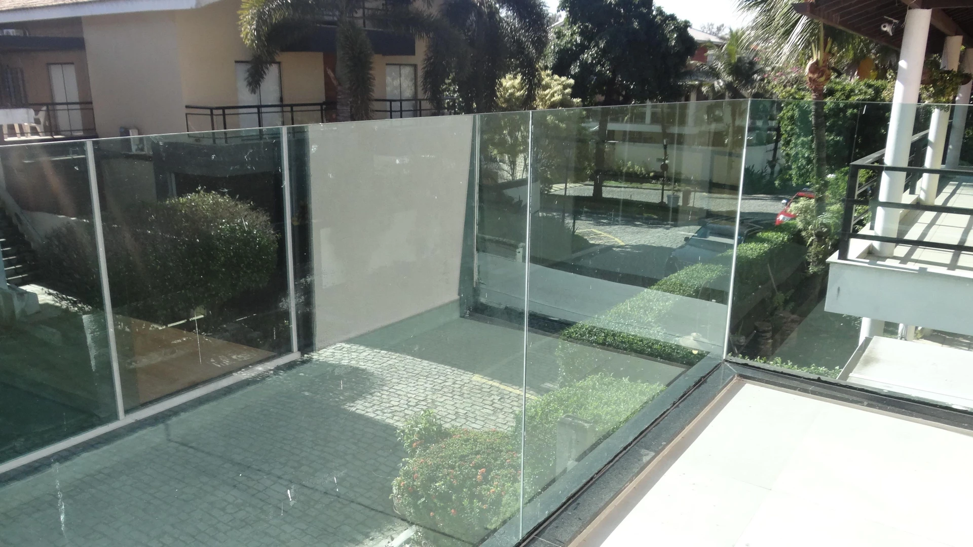 Casa de 384 m² com janelas do piso ao teto e varanda gourmet — photo 97