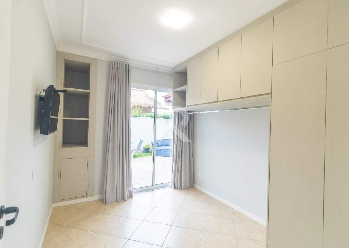 4-bedroom house with a bathtub in Curitiba — photo 21
