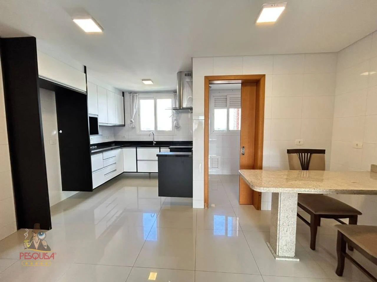 4-bedroom apartment with a bathtub — photo 6