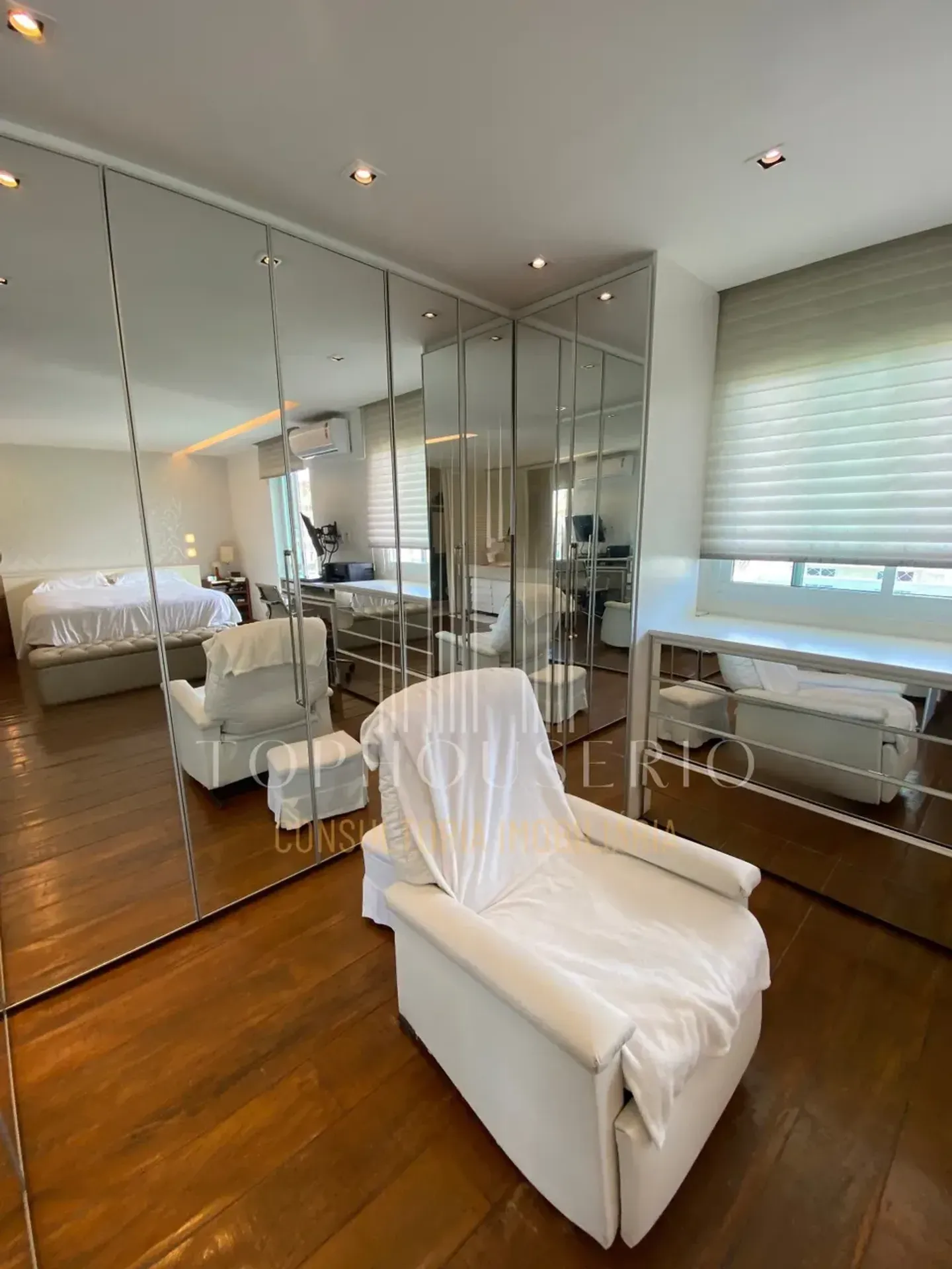 Furnished penthouse with 3 bedrooms and 4 bathrooms — photo 48