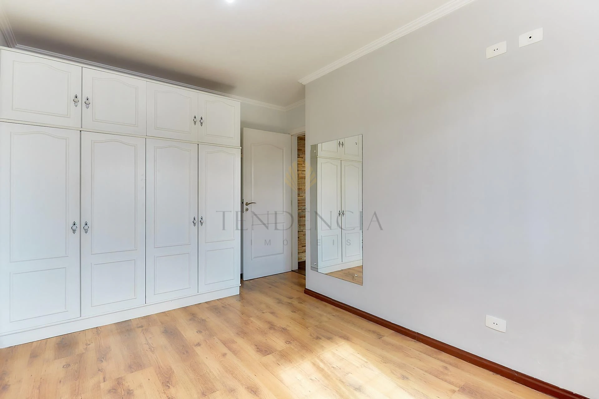 Wood or laminate floors in a one-bedroom house, 50 m² — photo 11