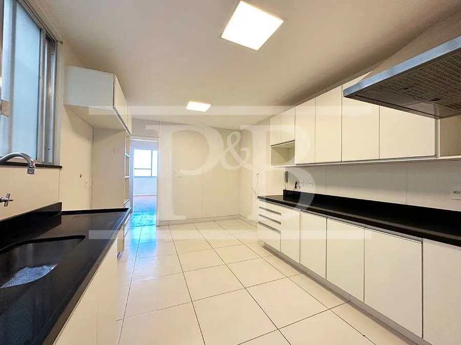 4-bedroom apartment with 270 m² and 4 bathrooms — photo 31