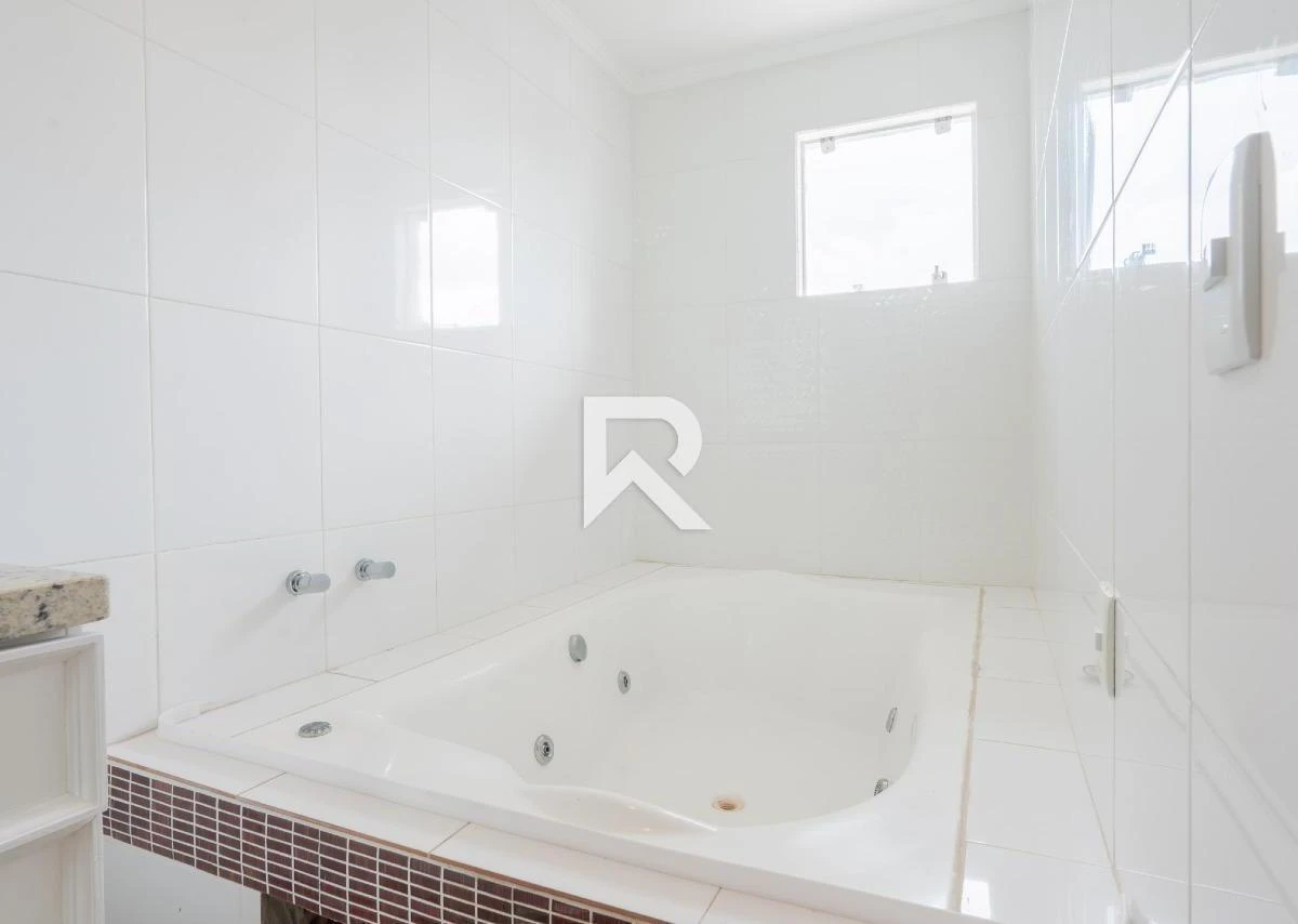 250 m² house with a walk-in closet and a bathtub — photo 43