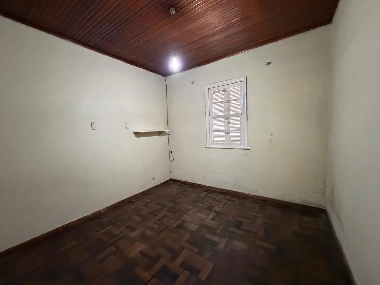 2-bedroom house with wood or laminate floors — photo 6