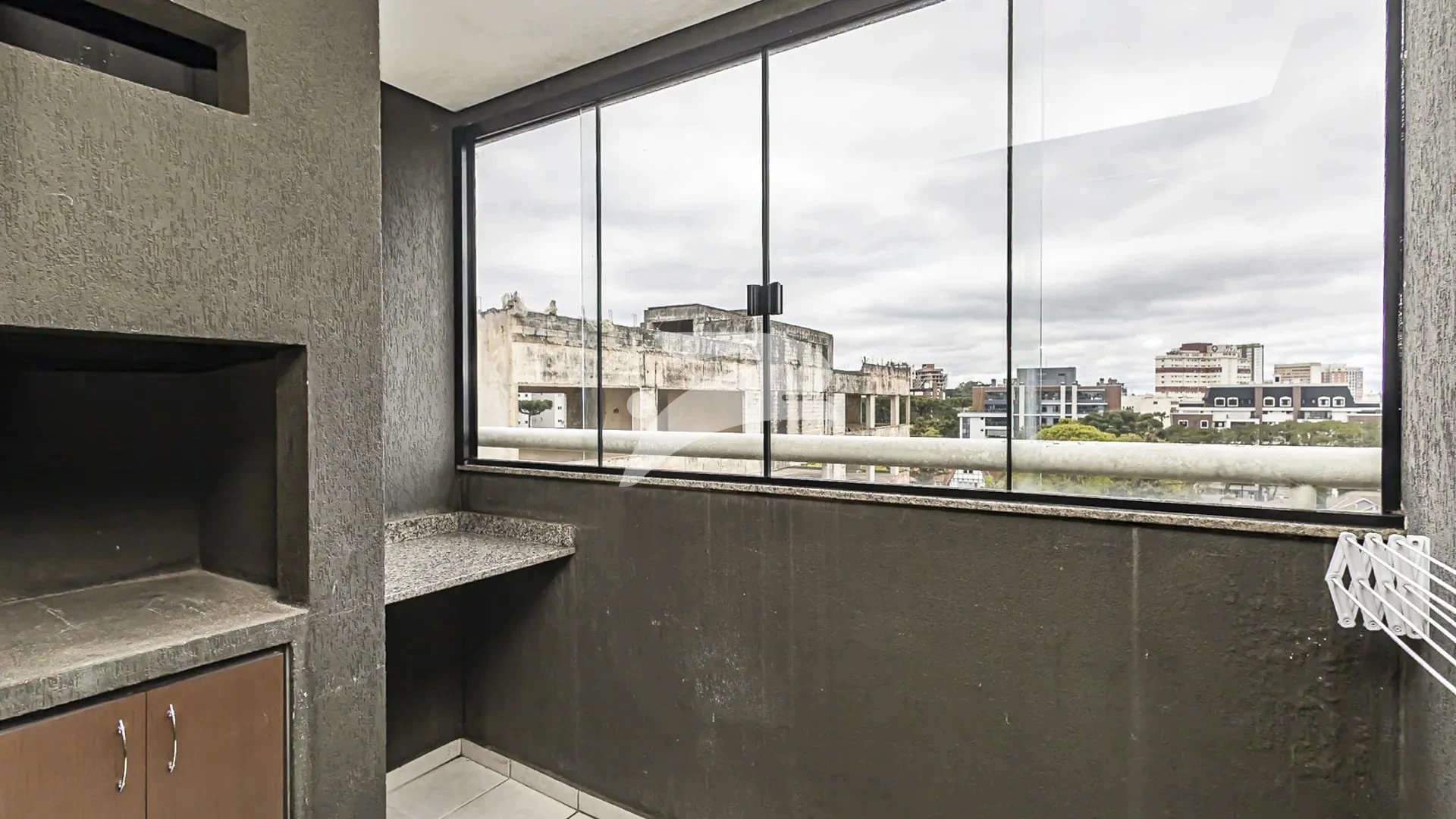 Furnished 1-bedroom apartment with enclosed balcony — photo 12
