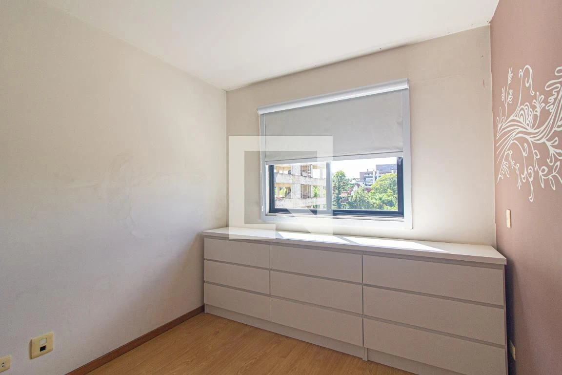 One-bedroom apartment in a building with a gym — photo 8