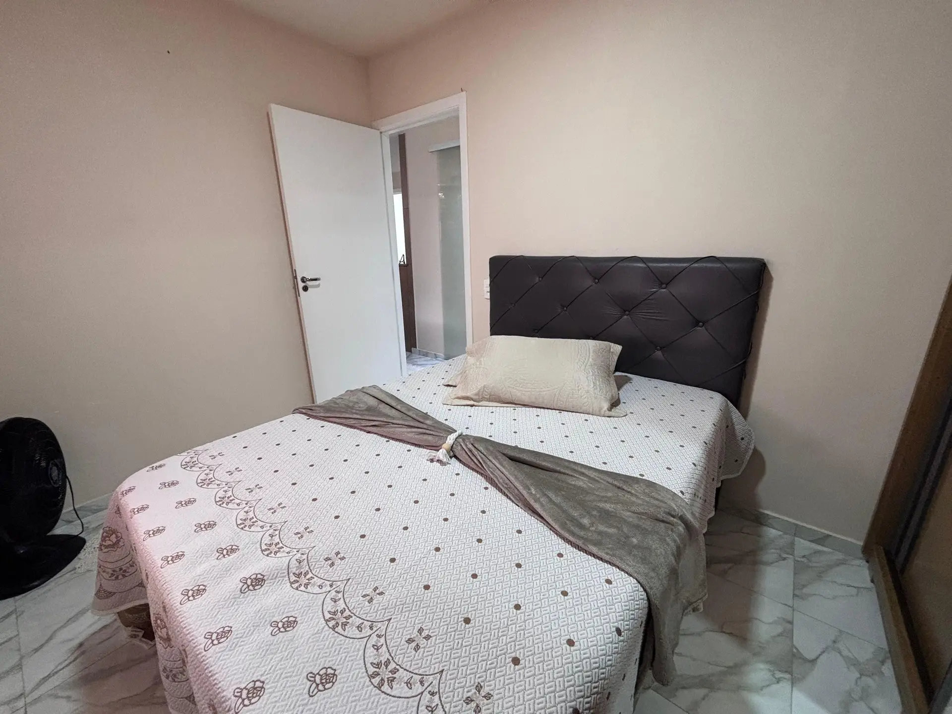 Furnished 2-bedroom apartment with open-plan gas kitchen — photo 24