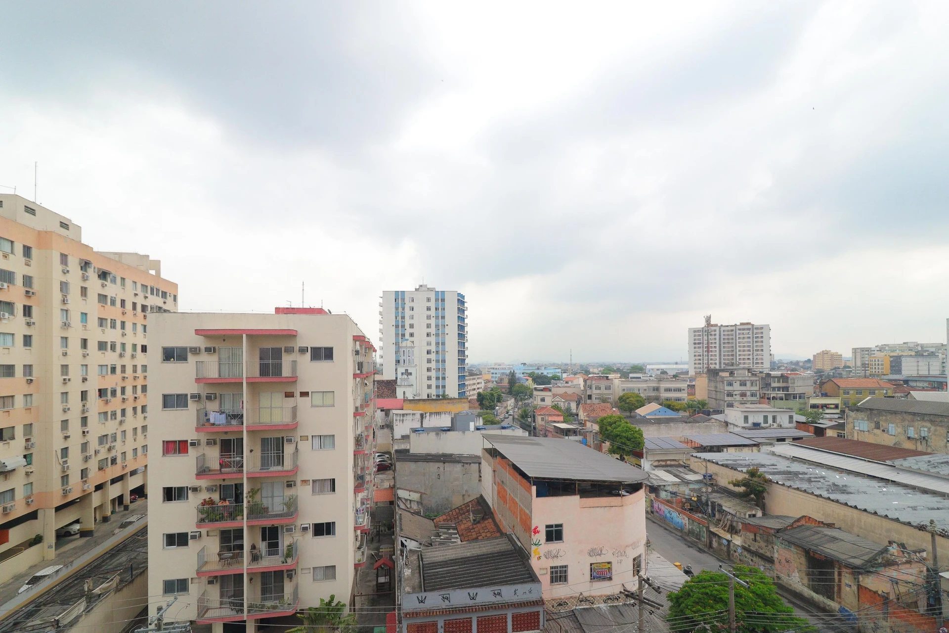 Furnished 3-bedroom apartment with balcony — photo 12