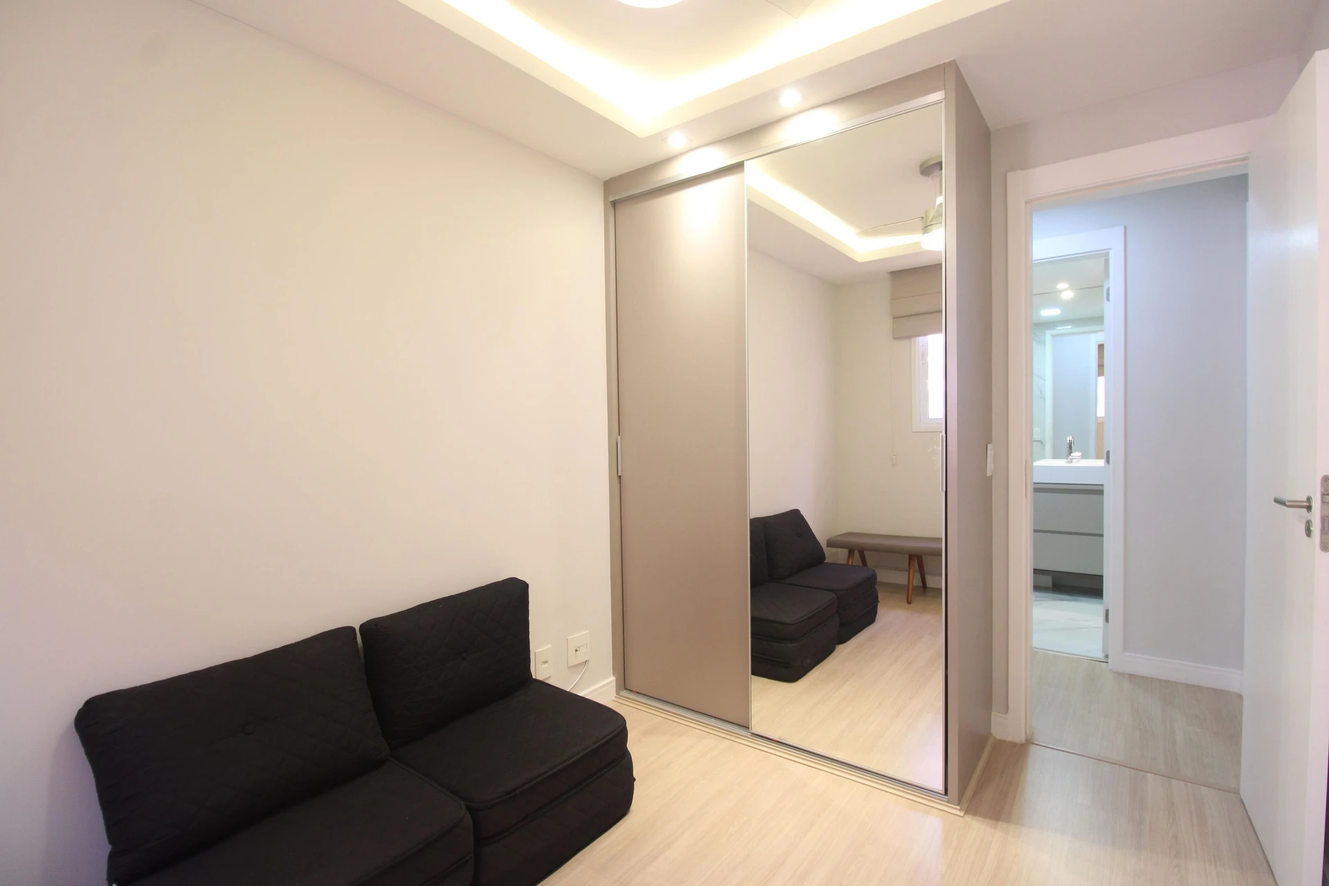 Furnished apartment, 72 m², with a glass-enclosed balcony — photo 29