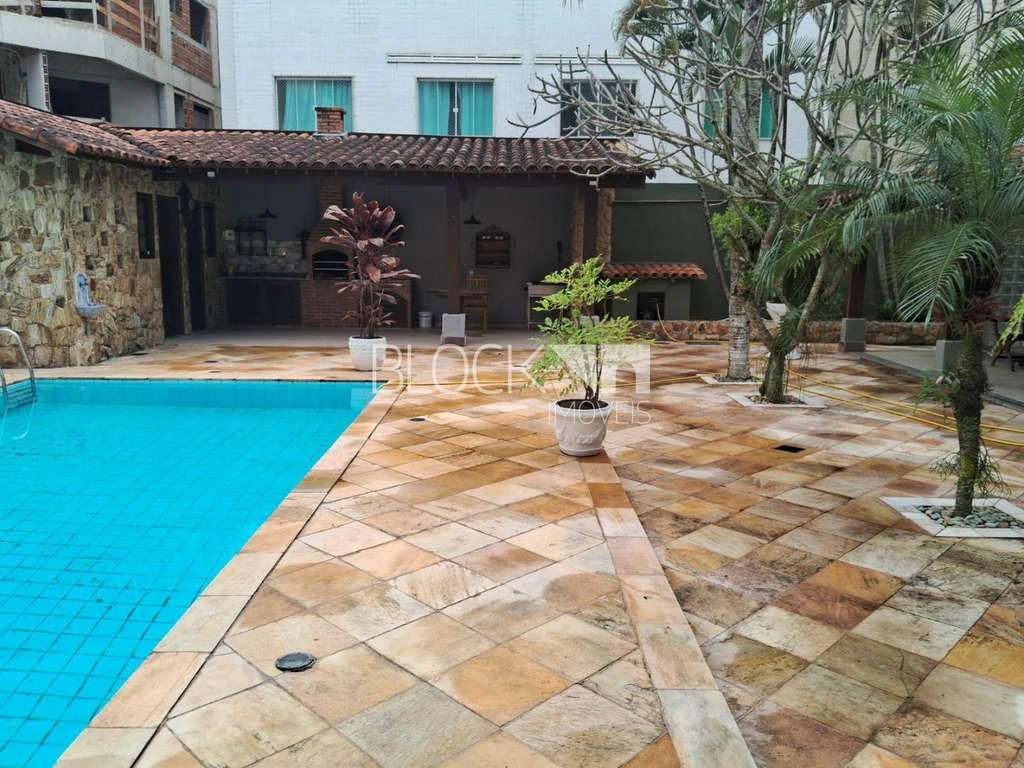 House with 3 bedrooms including 1 suite and 4 baths — photo 3
