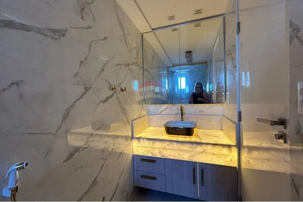 Furnished apartment, 132 m², with a glass-enclosed balcony — photo 36