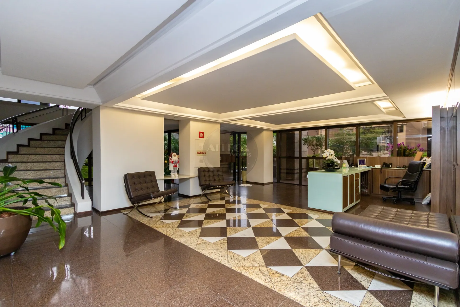 Apartamento com 4 quartos e piso de madeira na sala — photo 51