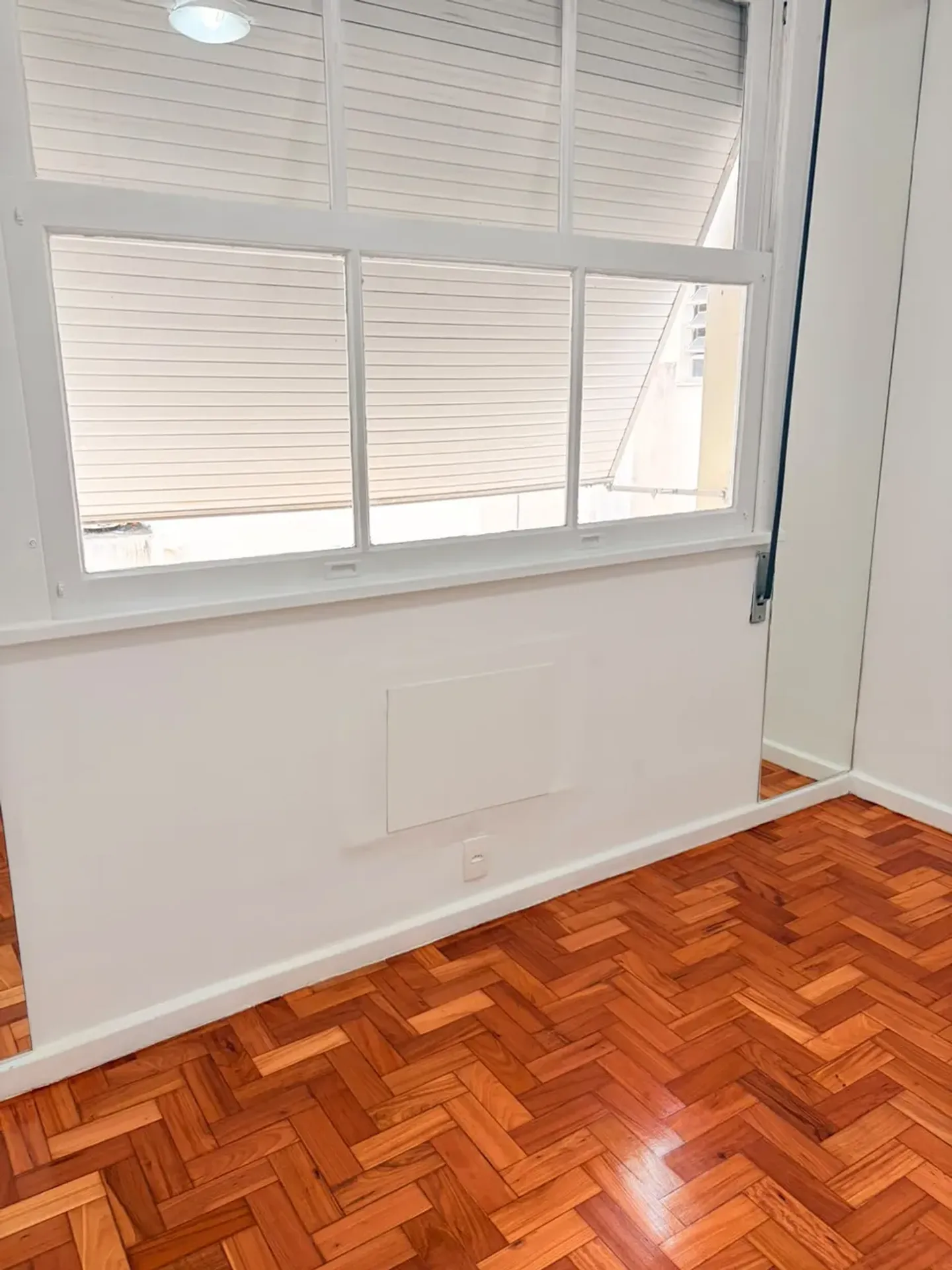Apartment on the 8th floor with wood or laminate floors — photo 18