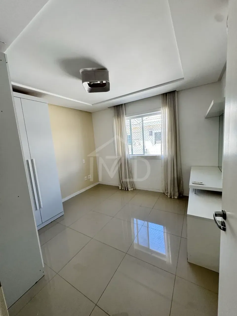 House 390 m² with 5 bedrooms and an open-plan kitchen — photo 2
