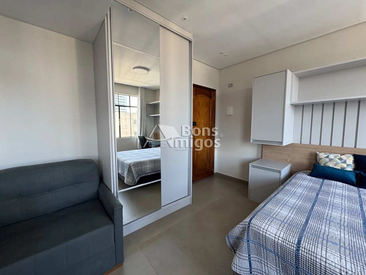 Monoambiente con espacio de home office en Curitiba — photo 3