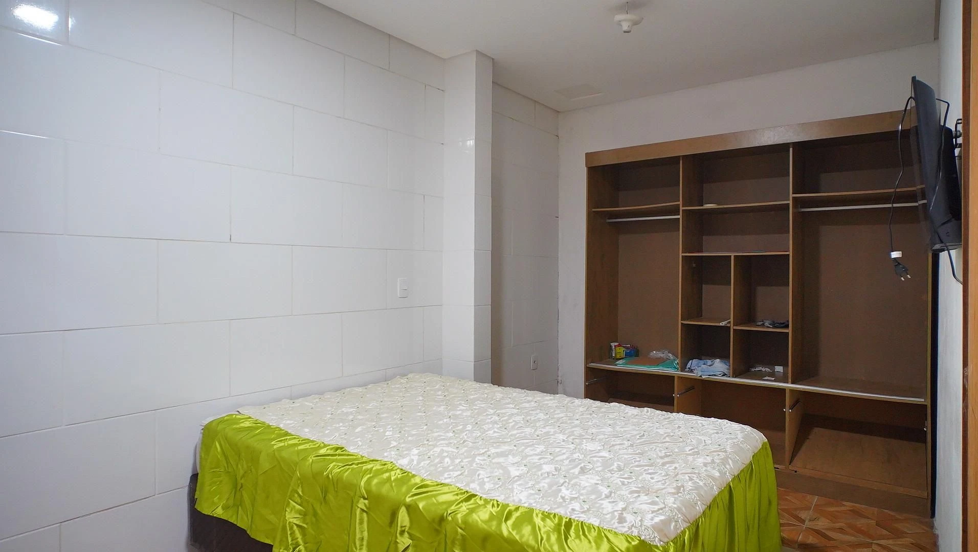Unfurnished house with no parking and an enclosed kitchen