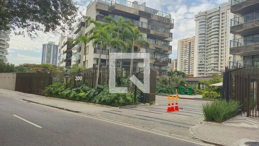 Glass-enclosed balcony in a 3-bedroom apartment, 103 m² — photo 41