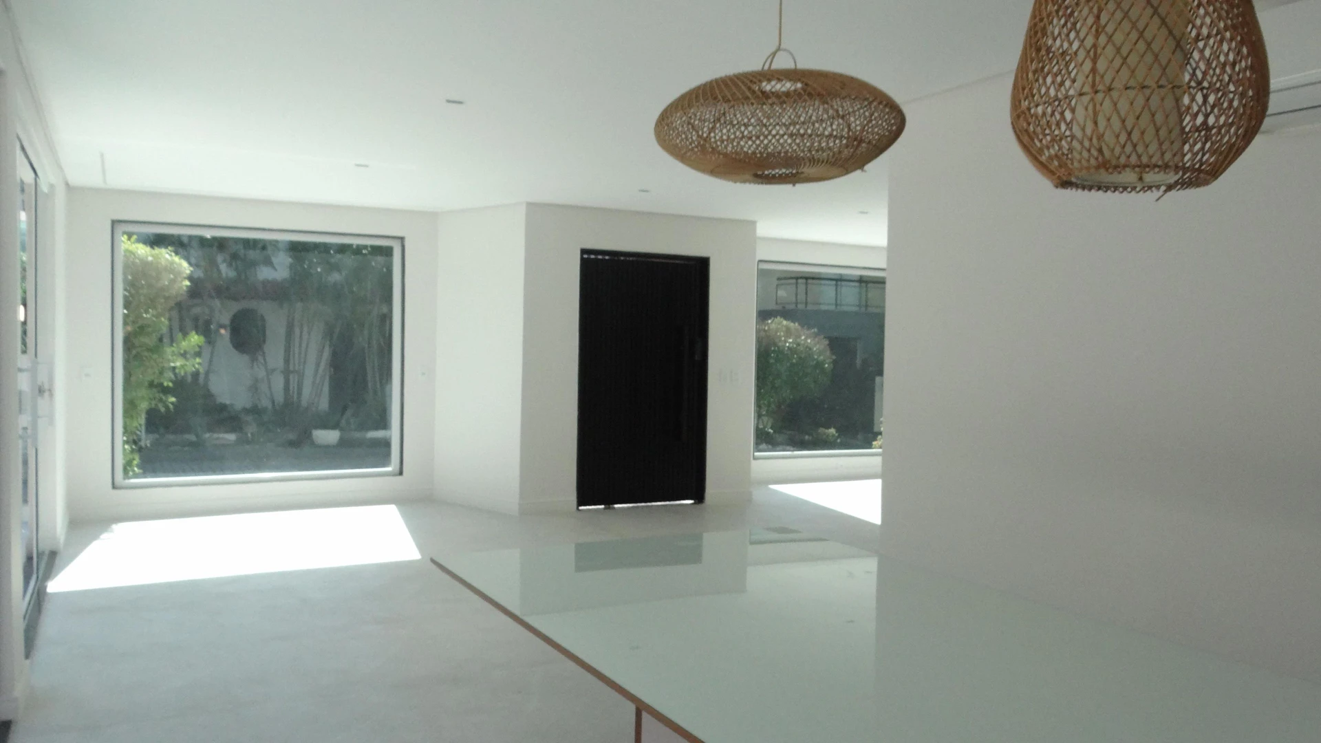 Casa de 384 m² com janelas do piso ao teto e varanda gourmet — photo 79