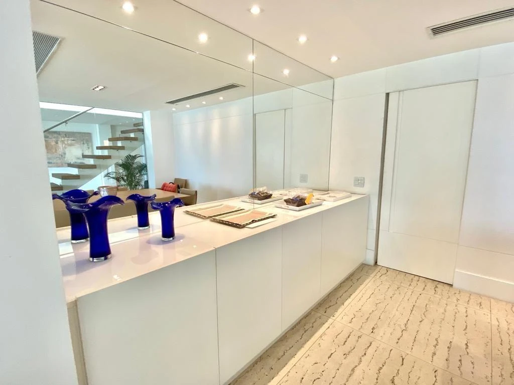 Furnished penthouse with balcony and open-plan kitchen — photo 37