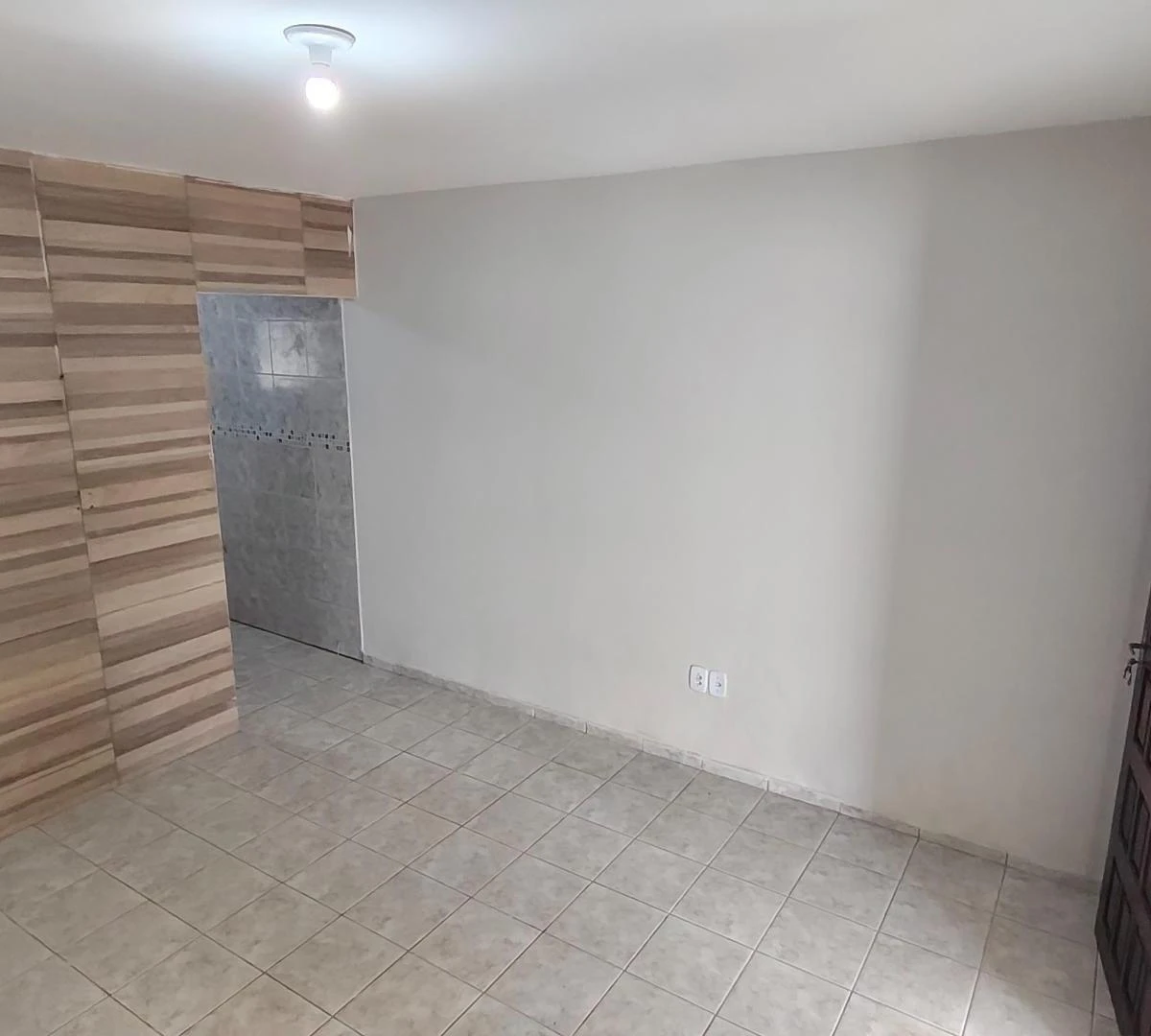 Casa com 3 quartos e cozinha fechada com armários