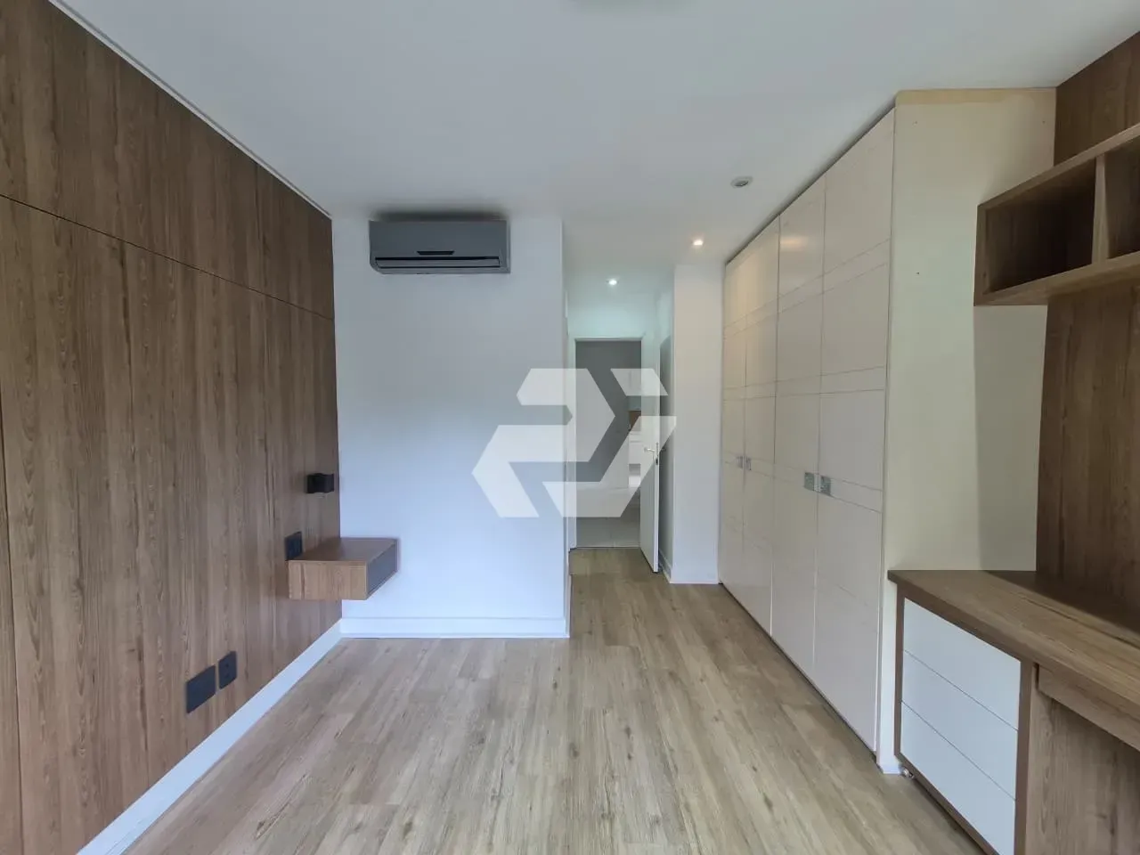 4-bedroom apartment with an enclosed glass balcony — photo 26