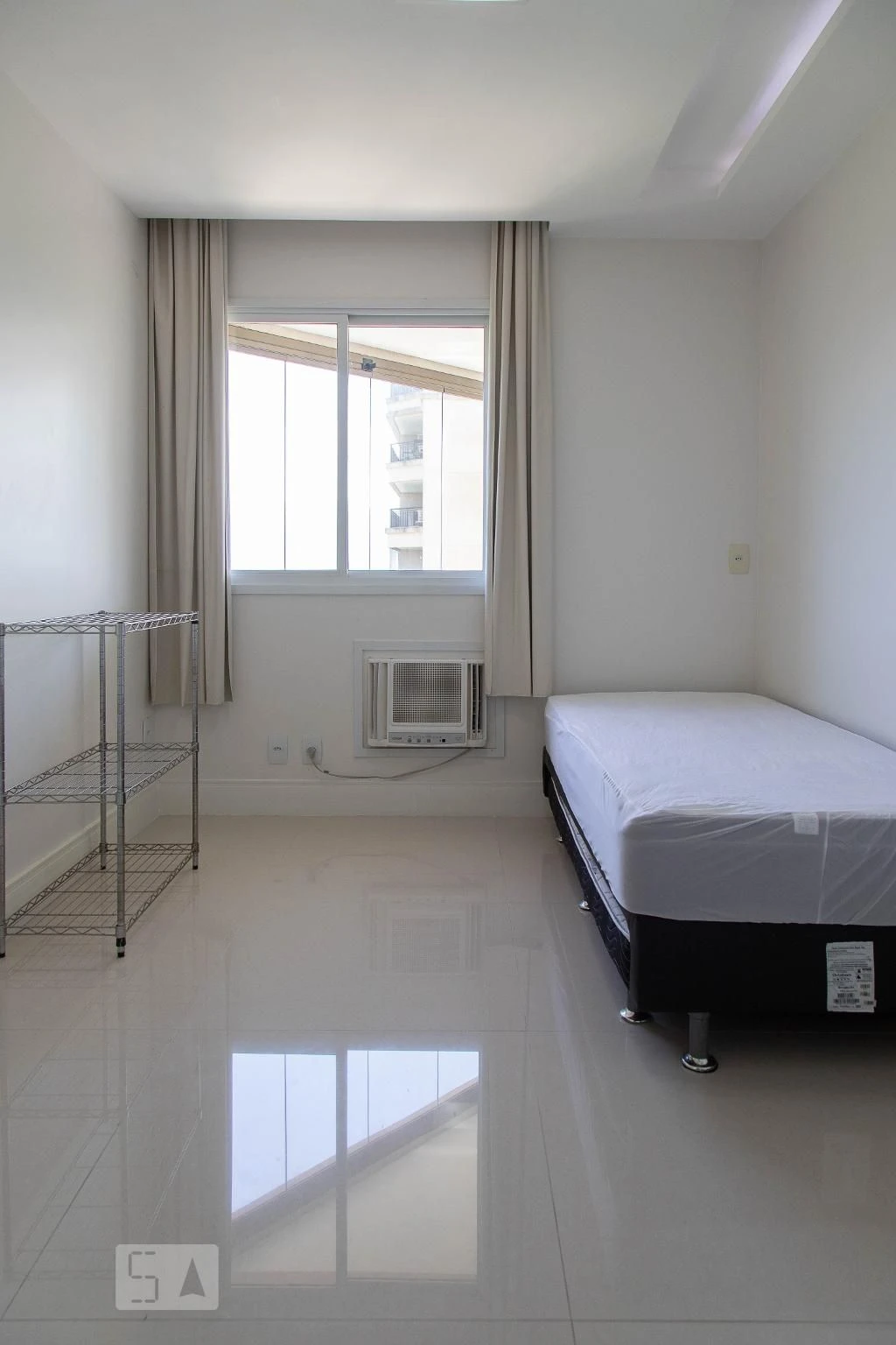 Balcony with a grill in a 2-bedroom apartment, 90 m² — photo 52