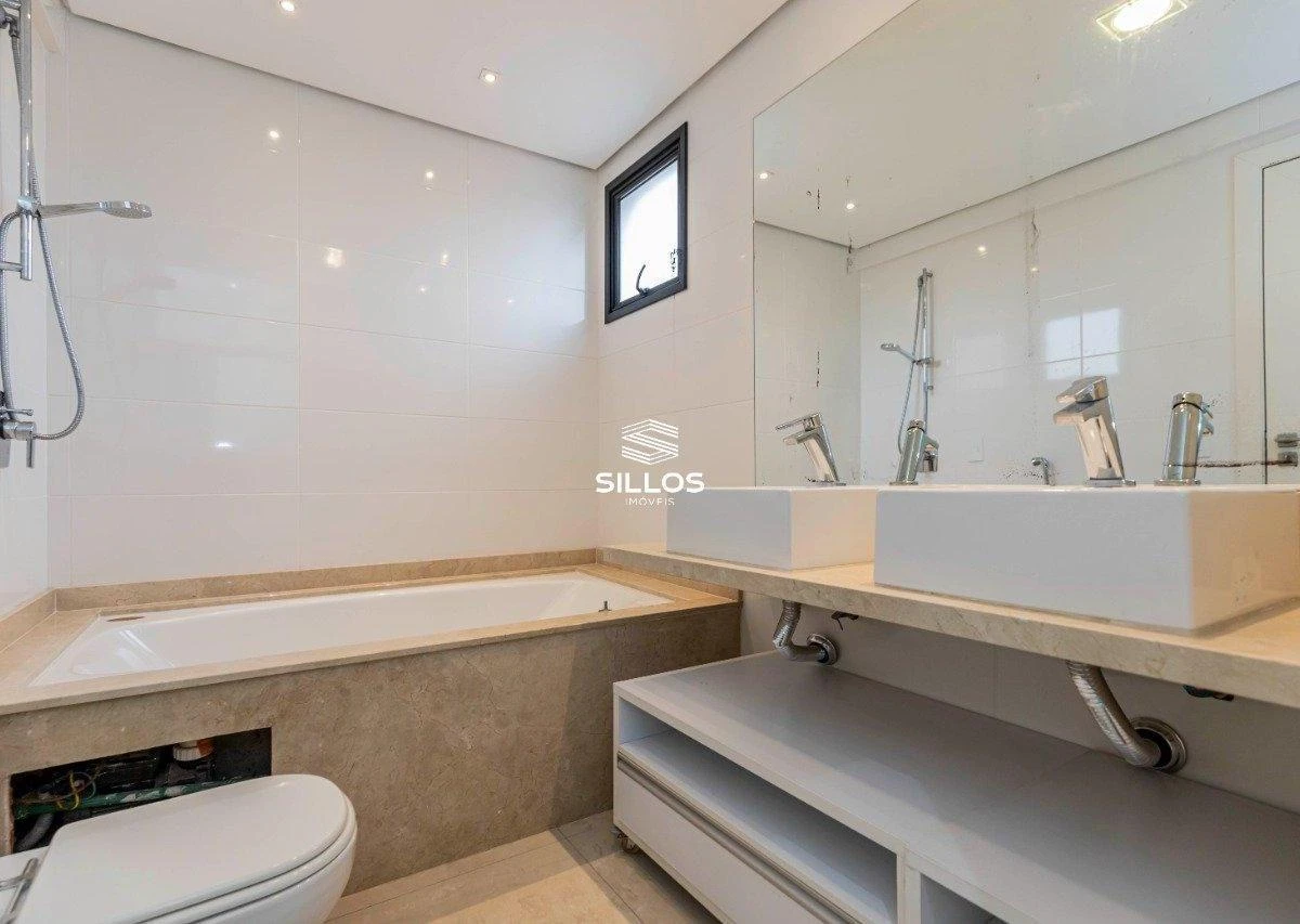124 m² apartment with a bathtub and a walk-in closet — photo 26
