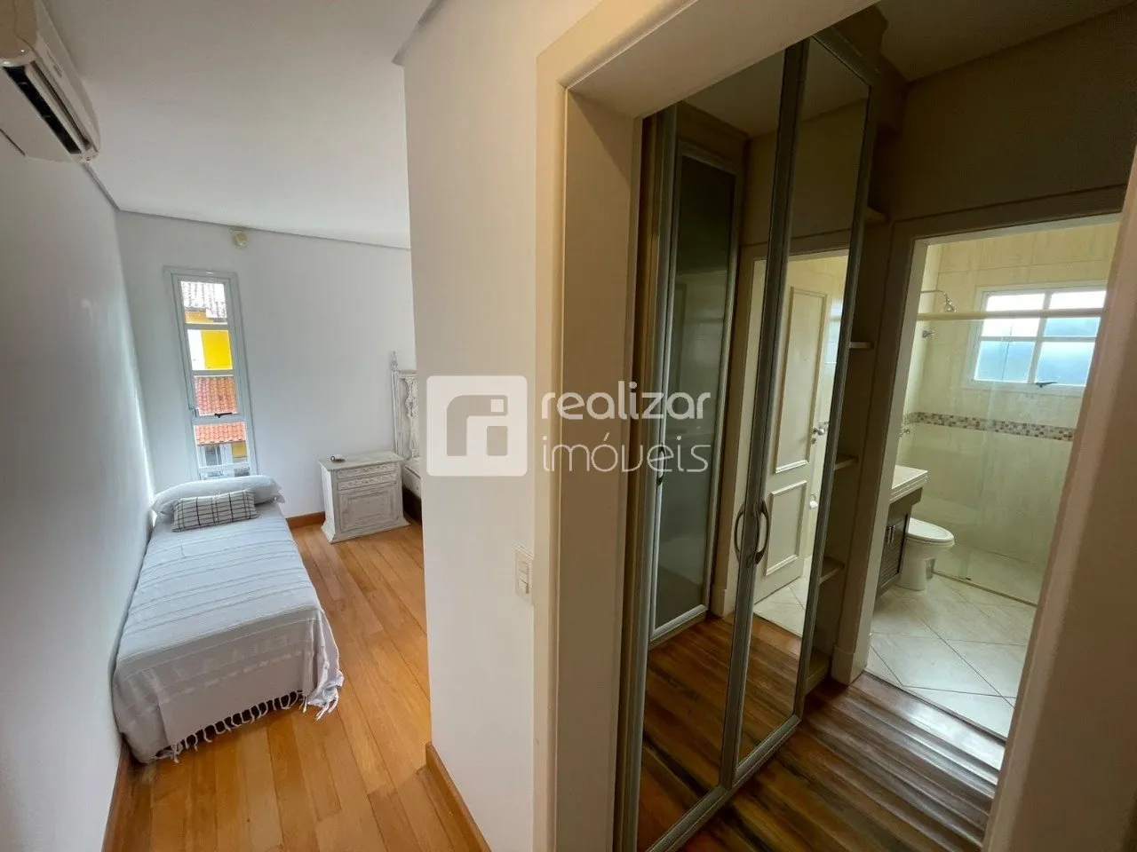 Casa de 5 dormitorios con balcón cerrado con vidrio — photo 20