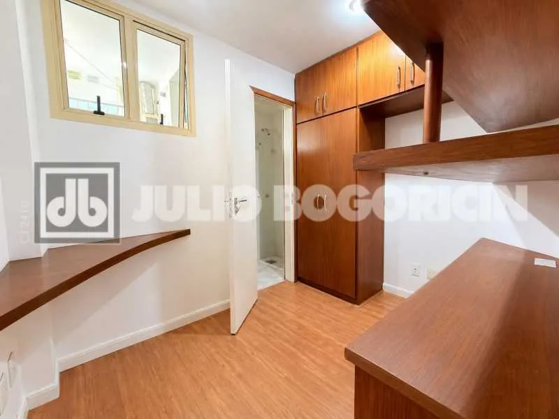 3-bedroom apartment with a park view in Rio de Janeiro — photo 35