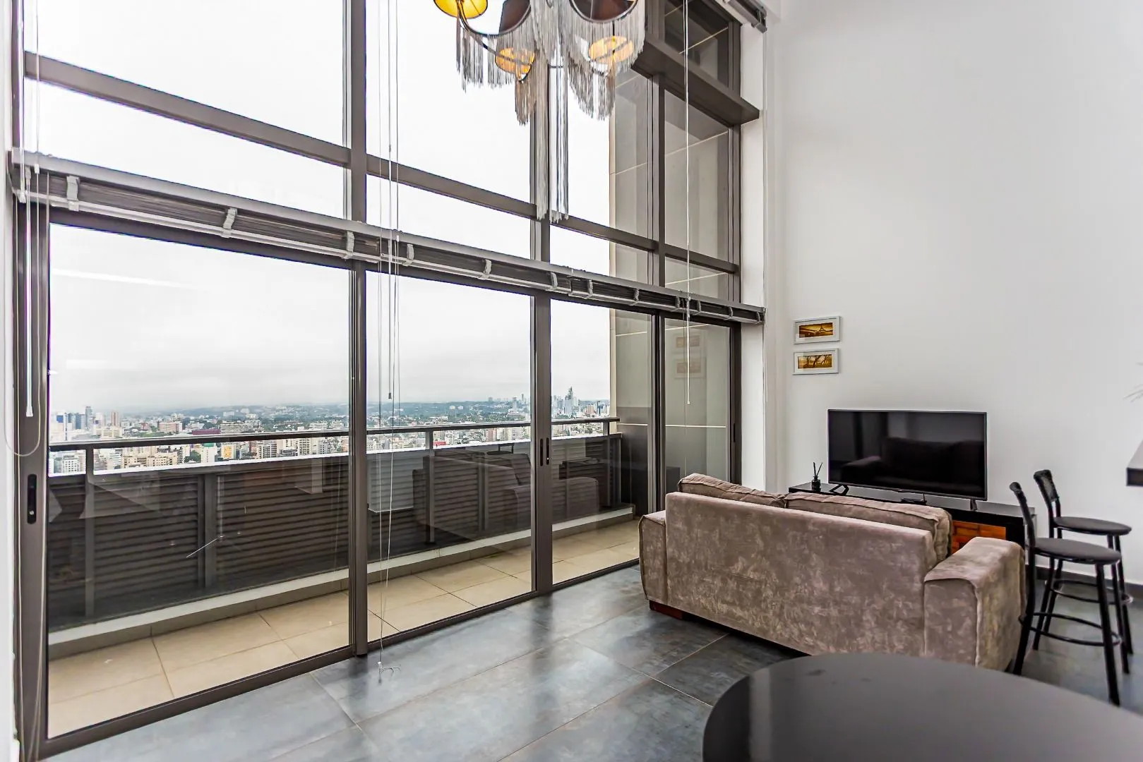 78 m² apartment with floor-to-ceiling windows and a bathtub