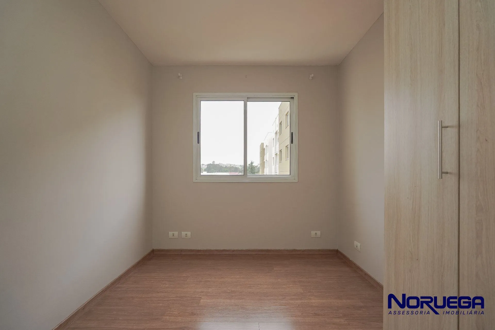 Wood or laminate floors in a 2-bedroom apartment, 88 m² — photo 23