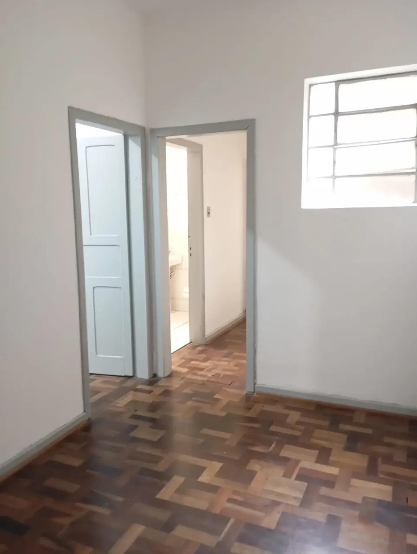 Wood or laminate floors in a 4-bedroom apartment, 110 m² — photo 17