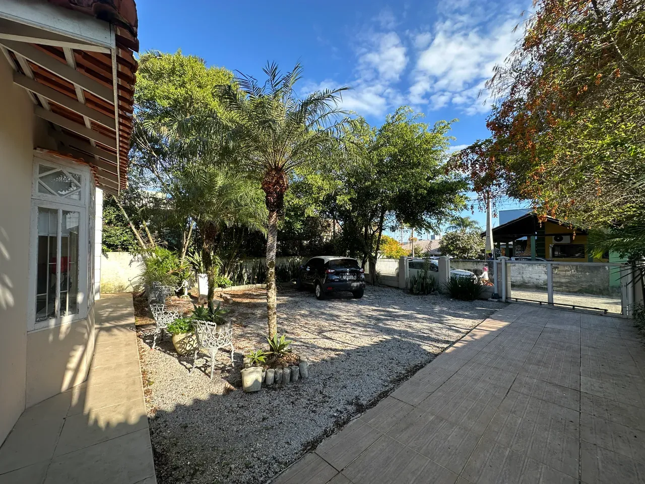 Casa de 320 m² com janelas do piso ao teto e lareira — photo 46